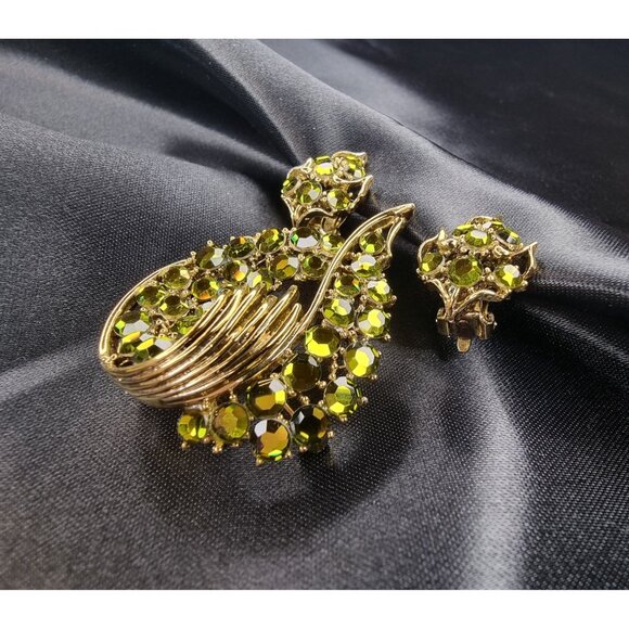Vintage 1960s Gold-Tone Brooch & Clip-On Earrings Set With Green Rhinestones - Picture 2 of 3